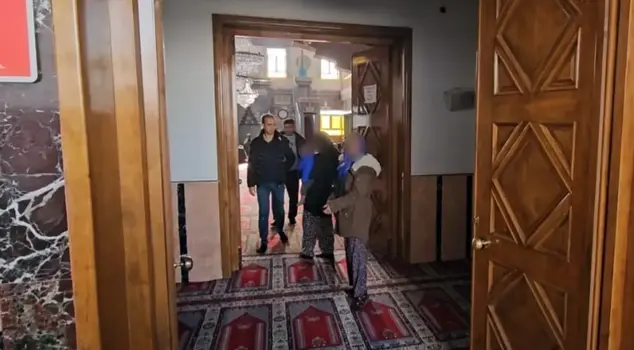 The beggars who saw the police ran into the mosque and blended in with the congregation.