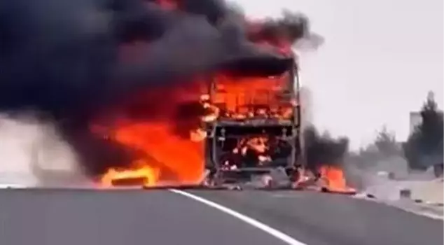 A passenger bus in motion was engulfed in flames: 25 passengers were rescued at the last moment.