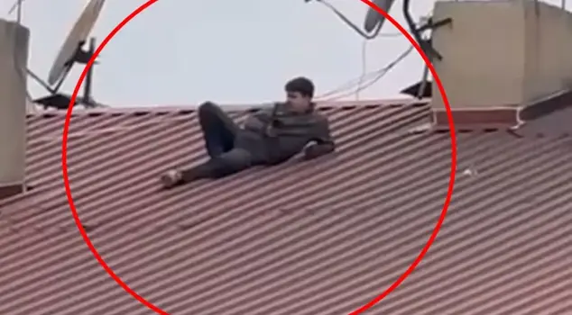 He climbed onto the roof and put his life in danger! What he was watching made him question, 