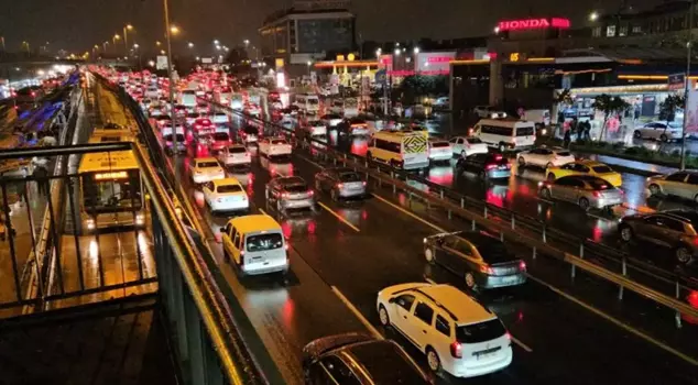 Due to the rainfall in Istanbul, traffic came to a standstill.