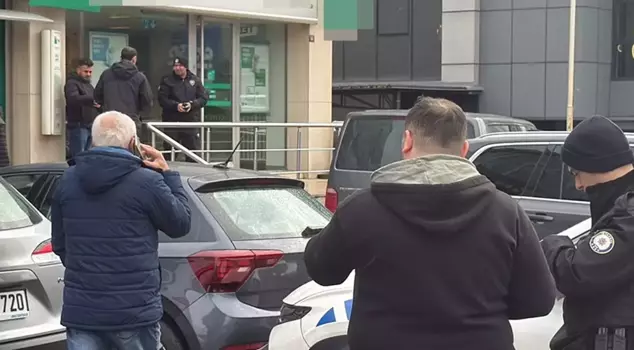 البنك أمامه كانت خلفية السطو المسلح مختلفة تمامًا.