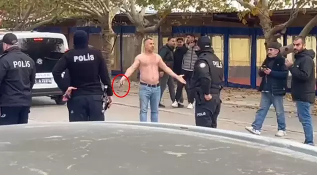 Он оказал сопротивление полиции, которая пришла для ареста, и нанес себе伤ение ножом.