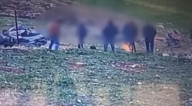 صورة تثير القلق في المدينة! سقط 6 أصدقاء واحدًا تلو الآخر على الأرض.