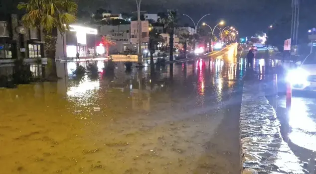 في بودروم، هطول غزير للأمطار؛ انهار جدار دعم منزل واحد، وتحولت الطرق إلى برك مائية.