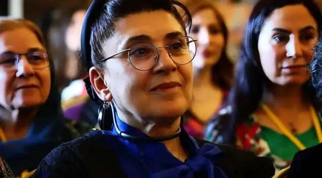 تمت دعوة ليلى زانا لحضور مباراة أمدسبور، لكنها رفضت العرض.