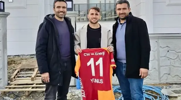 Юнус Акгюн купил новый дом: он позировал с формой.