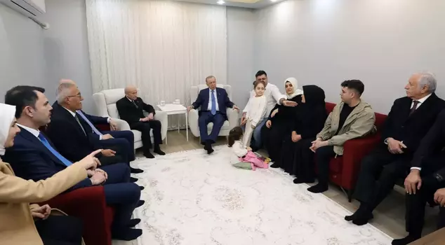 President Erdoğan and MHP leader Bahçeli visited the earthquake-affected family in their new home.