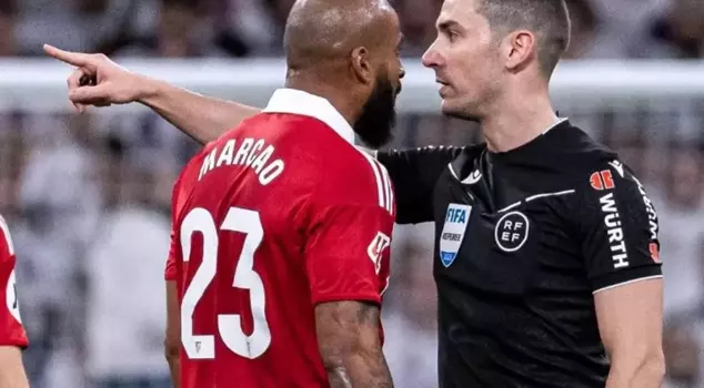 Hakeme küfür eden Marcao'ya tarihi ceza. 

ماركاو الذي شتم الحكم يتلقى عقوبة تاريخية.