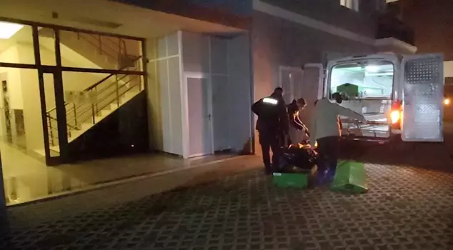 Aydın'da günlerdir haber alınamayan bir kişi evinde ölü bulundu. 

ترجمة: تم العثور على شخص لم يُسمع عنه منذ أيام في أيدين ميتًا في منزله.