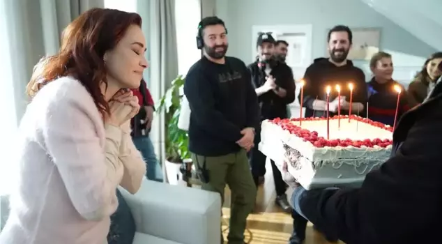 Surprise birthday celebration for Özgü Namal on set.