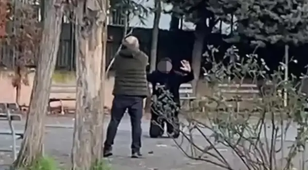 Terrifying moments in the high school yard: A young man who harassed a girl was taken hostage at gunpoint.