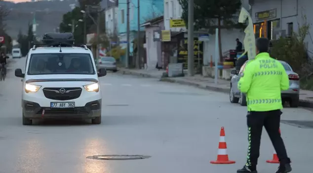 في يالوفا، تم تعليق التعليم في 5 مدارس، وتم قطع الكهرباء والغاز الطبيعي في المنطقة.