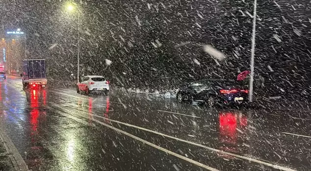 İstanbul'da beklenen kar yağışı başladı. 

ترجمة: بدأت تساقط الثلوج المتوقعة في إسطنبول.