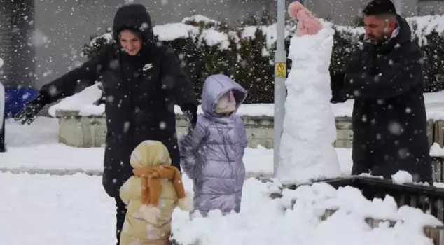 Kar تأثيره زاد، في آخر يوم من السنة، المدارس في تلك المدن مغلقة.