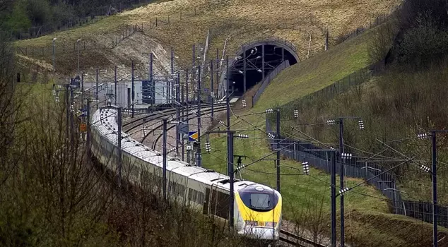 Electrical fault in the Channel Tunnel: Train services connecting four countries halted.