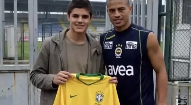 سنوات بعد، تظهر الصورة! أليكس دي سوزا وماورو إيكاردي جنبًا إلى جنب.