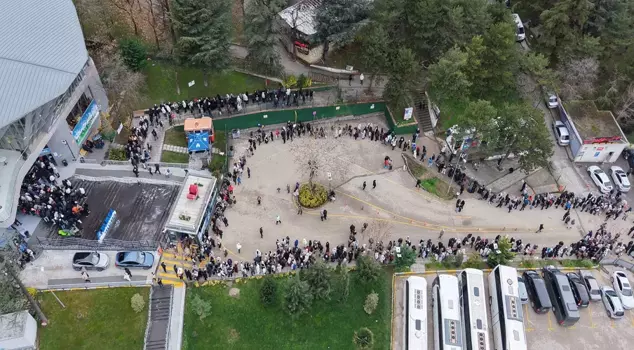 Yüzlerce metre kuyruk oluşuyor, herkes aynı şeyi istiyor. 

تتكون طوابير بطول مئات الأمتار، الجميع يريد نفس الشيء.