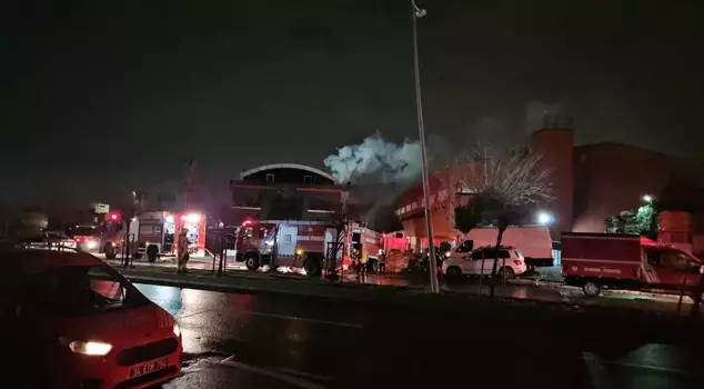 النيران في المصنع في إيسنيورت مستمرة منذ 6 ساعات.