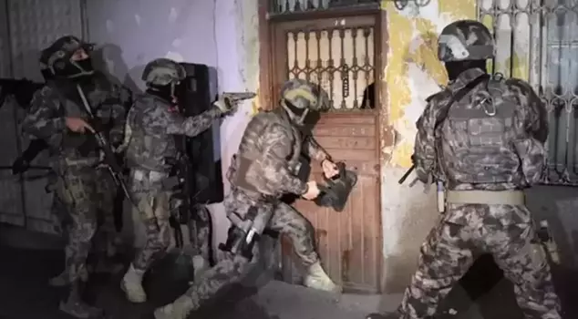 İstanbul'da 29 adreste DEAŞ operasyonu! 29 şüpheli gözaltında. 

ترجمة: 
عملية داعش في 29 موقعًا في إسطنبول! 29 مشتبهًا بهم قيد الاحتجاز.