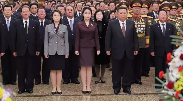 Посещение памятника семьи Ким с дочерью разожгло споры о 