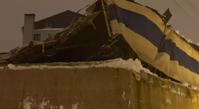 The roof of the indoor football field collapsed due to heavy snow in Yüksekova.