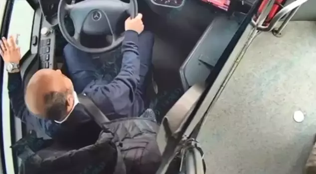 Motorcyclists struggled to move in the downpour on the July 15 Martyrs Bridge; an İETT bus accompanied them.