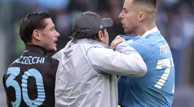 سبع دقائق وثلاث بطاقات حمراء! الفائز في المباراة الكبرى في إيطاليا هو نابولي.