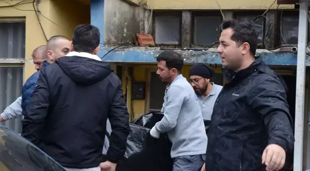 قتل زوجته وابنته بقطع حلاقيمهما بسكين.