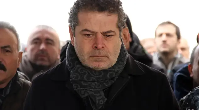 تم دفن والدة الصحفي جونيه أوزدمير في تشوروم.