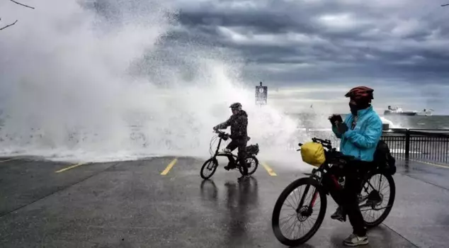 The southwest wind's captivity in the megacity! Giant waves battered the shores.