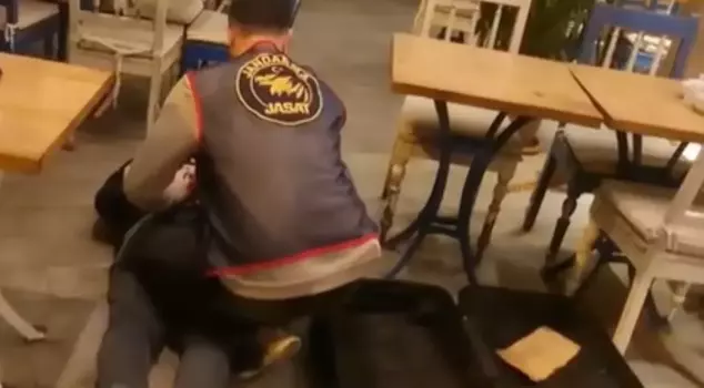 Operation at a restaurant in Eyüpsultan; 50 weapons worth 7.5 million lira were found in a suitcase.