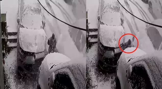 Incredible escape captured on camera in Kağıthane: Came face to face with death while playing snowball fight.