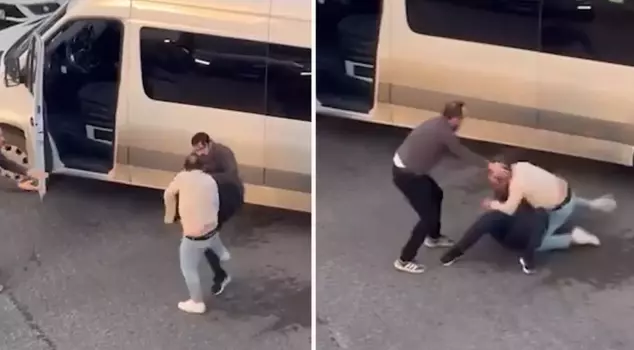 A fistfight between two drivers in Pendik captured on camera.