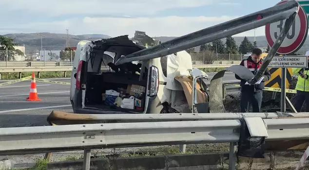 A light commercial vehicle crashed into the barriers on the TEM highway, resulting in the death of 2 people.