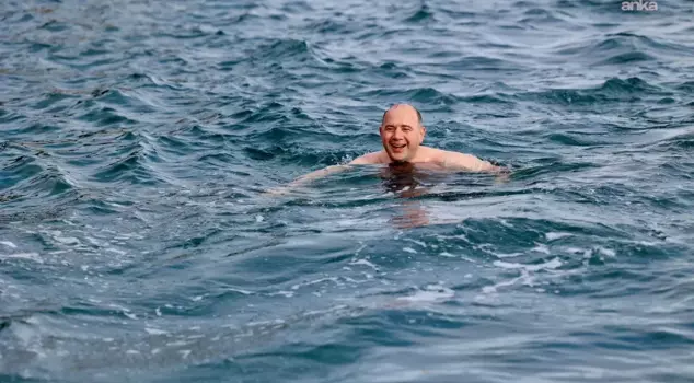 Giresun Governor Mehmet Fatih Serdengeçti swam in the sea in the January cold.