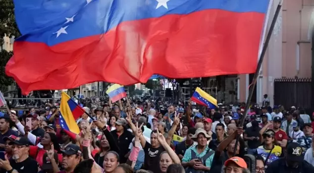 В Венесуэле тысячи человек вышли на улицы в поддержку Мадуро! Они выразили протест против США.