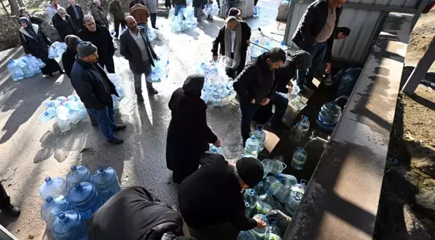 Due to the interruptions in Ankara, citizens are filling water from fountains.