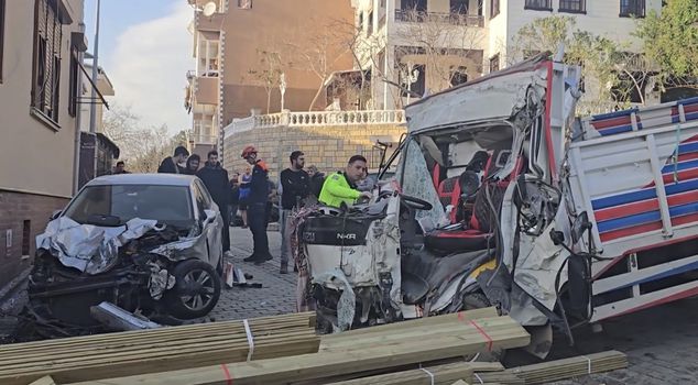 Horror in Beykoz: A truck loaded with wood lost its brakes and crashed into a building, 2 dead.