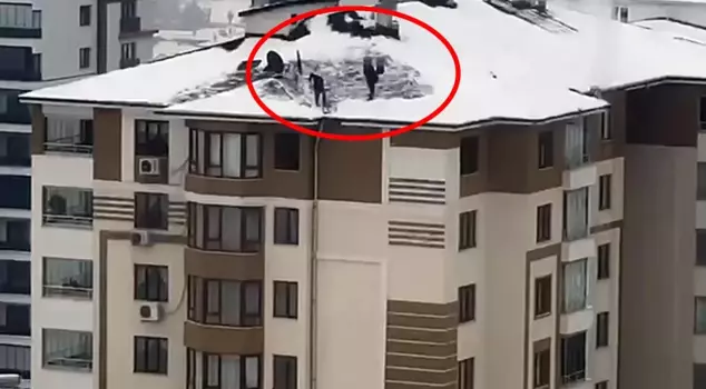 Dangerous snow removal on the roof of a 10-story building in Elazığ.