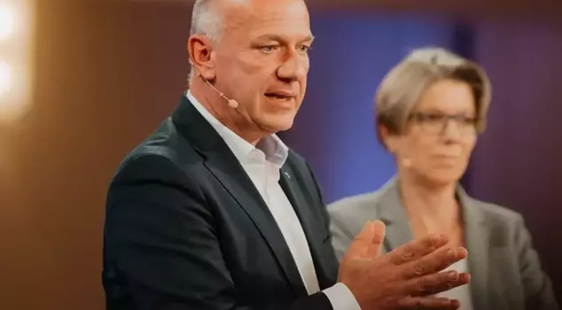 As Berlin is engulfed in darkness, the mayor is on the tennis court.