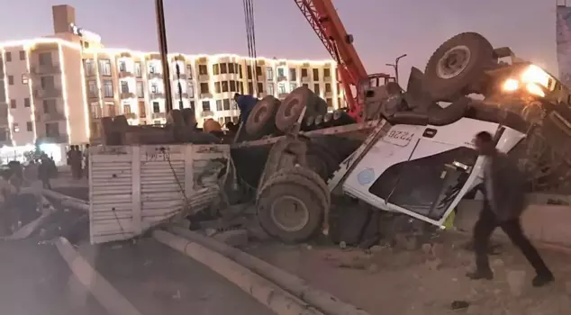 A truck carrying migrants overturned in Ethiopia: 22 dead, 65 injured.