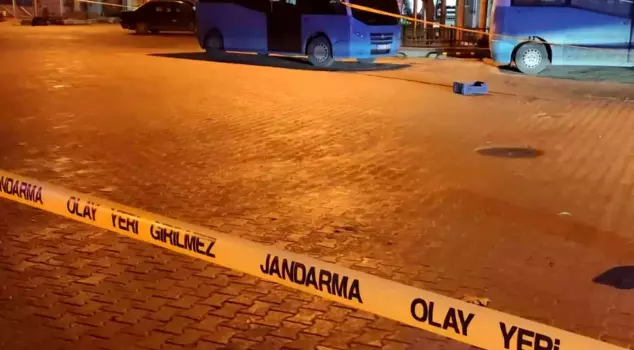 انتهت المناقشة على طاولة الكحول بدموية: قتيل واحد وجرحى اثنان بحالة خطيرة.