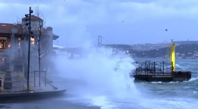 A storm is affecting Istanbul; giant waves have formed in Beşiktaş.