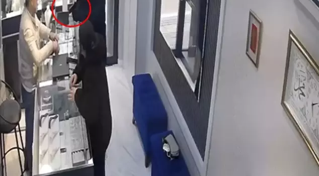 The robber fled when the jeweler scolded him; those moments were captured on camera.