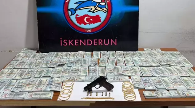 خرجت كل هذه النقود من سيارة، وقامت الشرطة بمصادرتها على الفور.