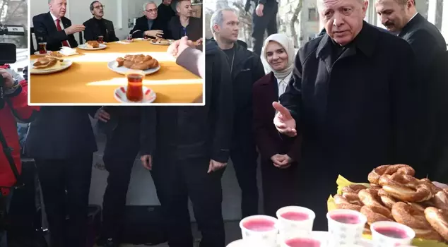 President Erdoğan offers bagels to journalists.