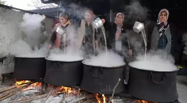 They are selling a worthless product for 300 TL per kilogram after putting in 5 days of effort.