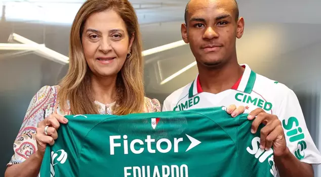 وقع عقده الاحترافي الأول في سن السادسة عشرة، وكانت قيمة فسخ العقد 100 مليون يورو.