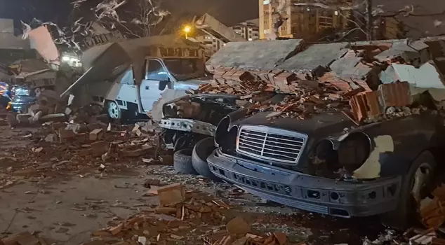 تسبب الرياح الجنوبية الغربية في انهيار جدار في بورصة، مما أدى إلى تضرر 10 سيارات كانت تحت الجدار.