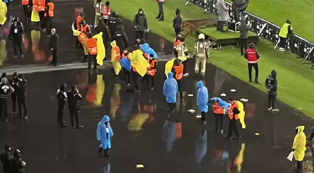 A big gesture from Fenerbahçe fans to the security personnel.